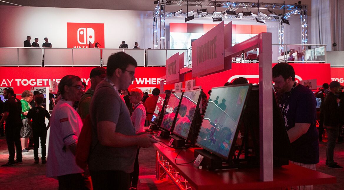 Junge Menschen spielen Fortnite auf der Nintendo Switch