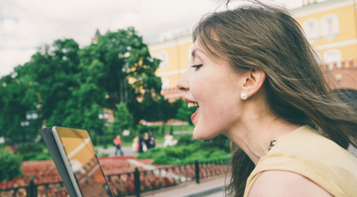 Junge Frau telefoniert mit dem Tablet über Google Duo.