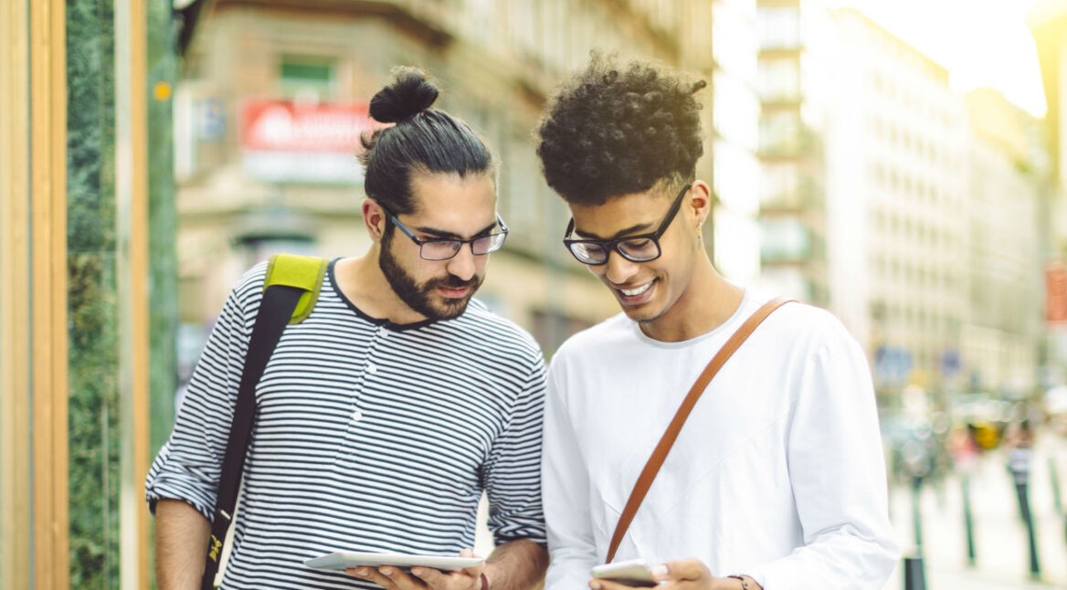 Freunde spielen Fortnite für Android.