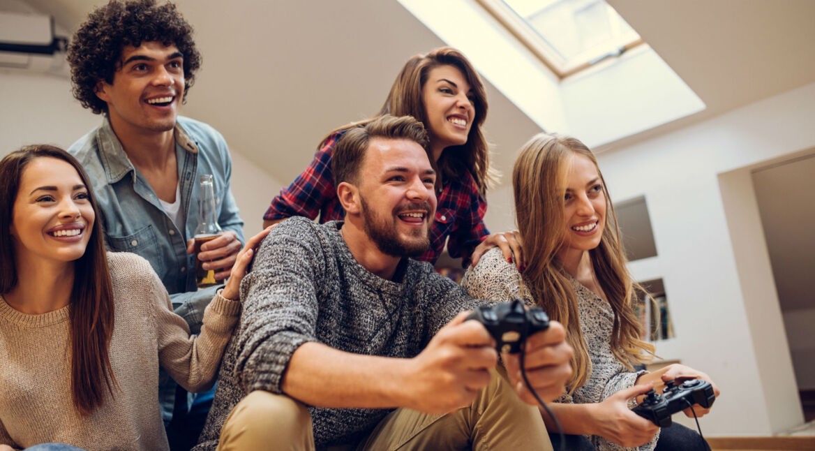 Freunde spielen gemeinsam Life is Strange 2.