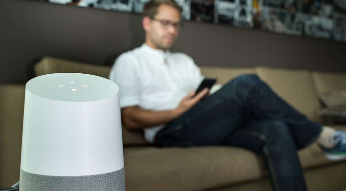 Den Google Home im Raum per Sprachbefehl ansteuern.