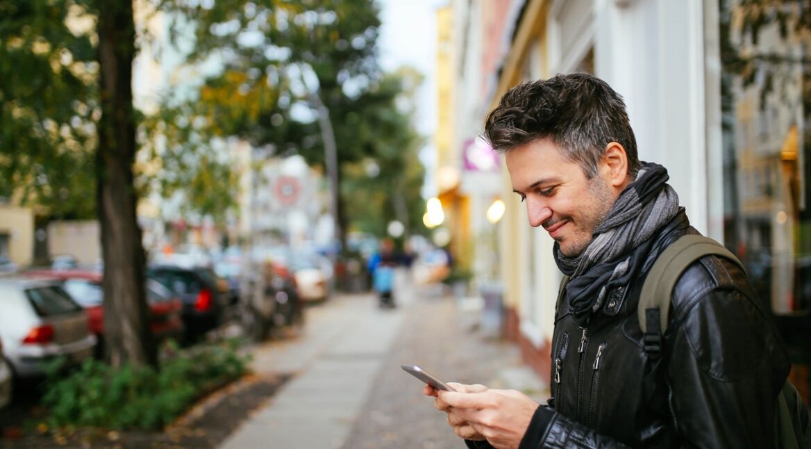 Ein junger Mann überprüft seine Instagram-Nutzung