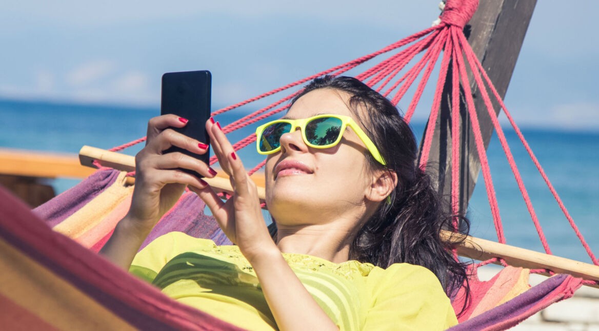 Junge Frau schaut Videos bei Facebook Watch.