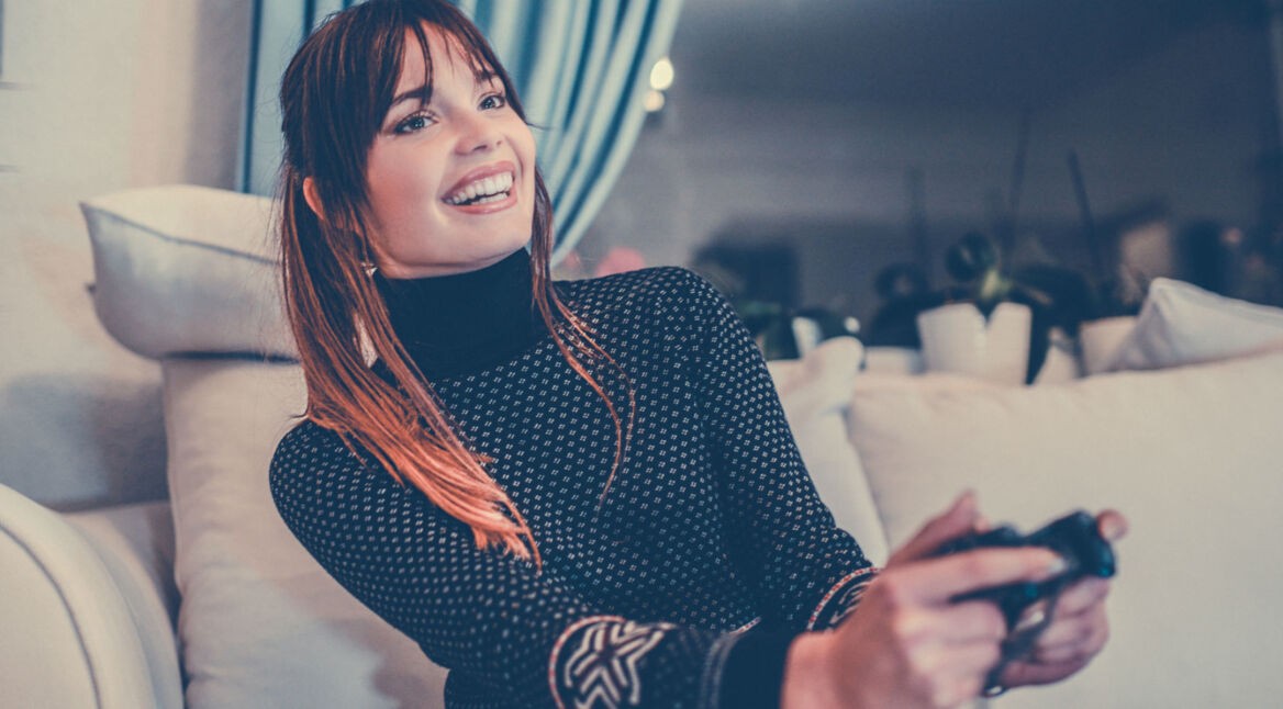 Junge Frau spielt Little Dragons Café