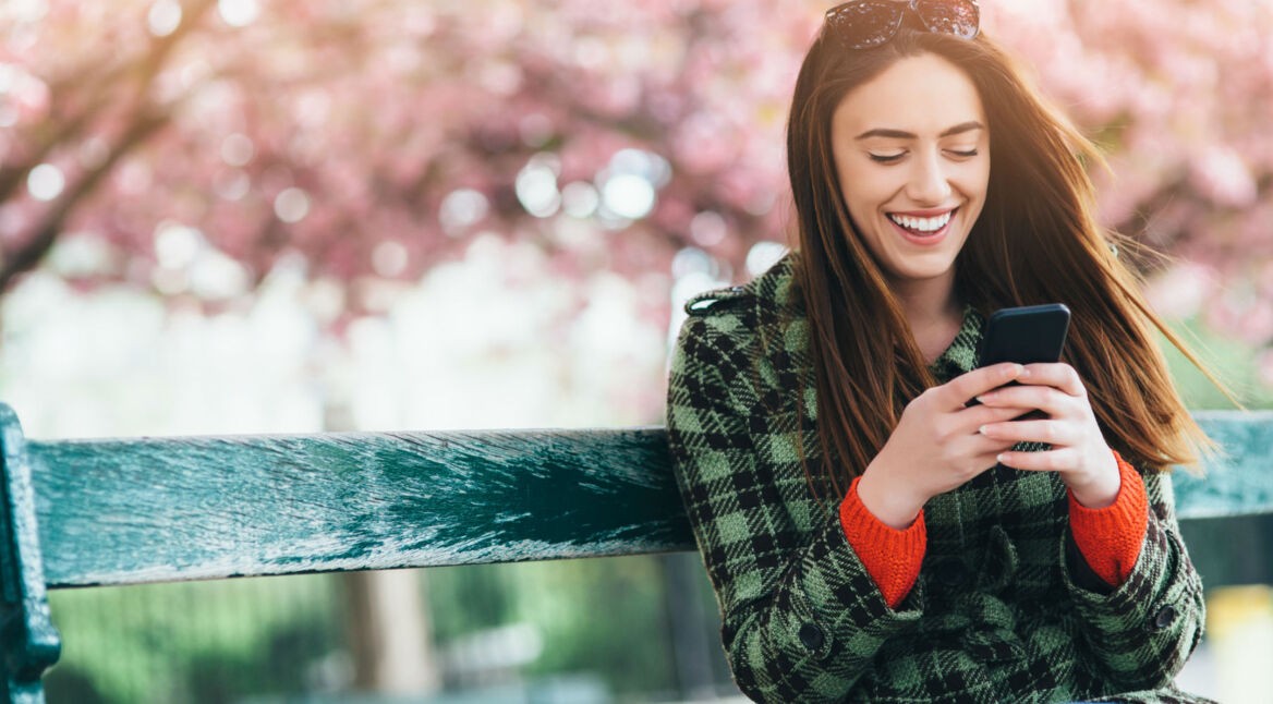 Junge Frau testet Androids Digital Wellbeing am Smartphone.