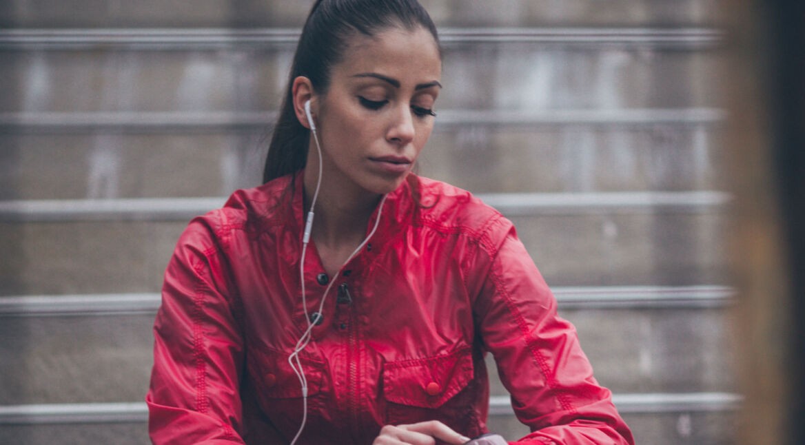 Junge Frau öffnet auf ihrer Apple Watch einen Websiten-Link.