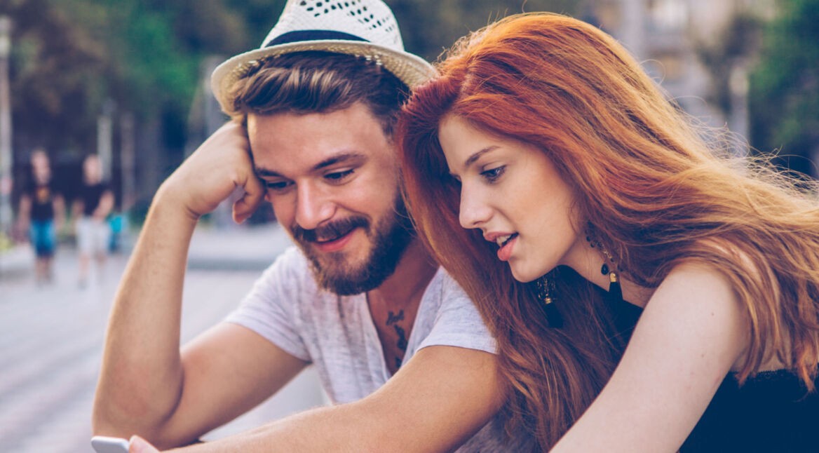 Junges Paar probiert die neuen Gesten von Android Pie aus.