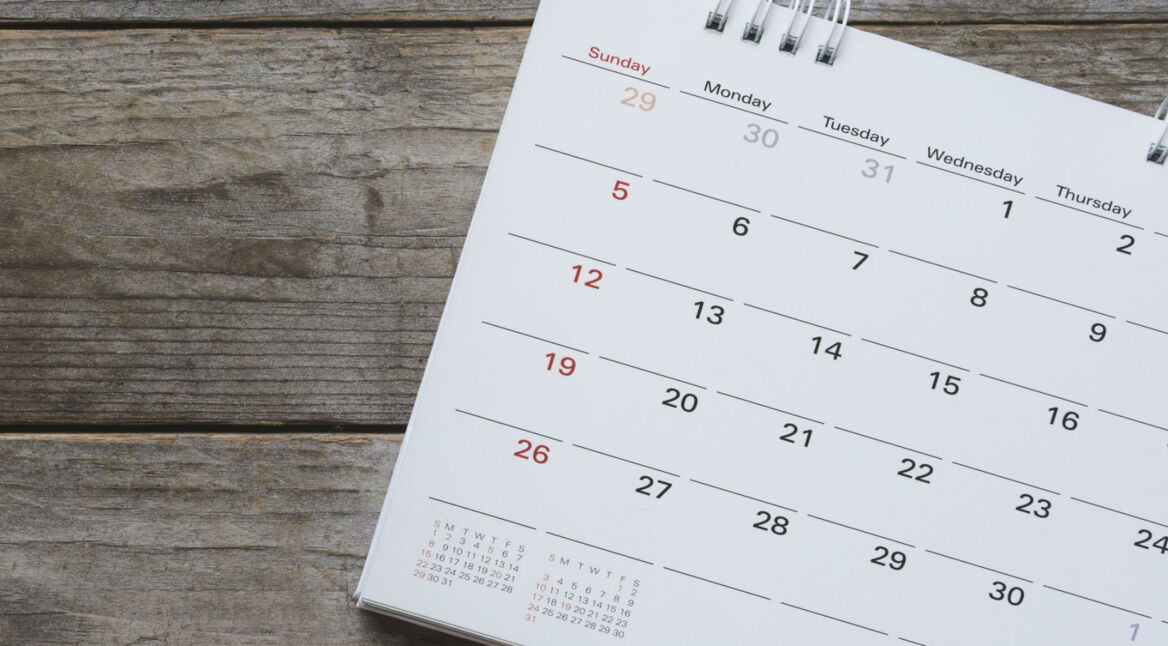 Den Kalender aufschlagen.