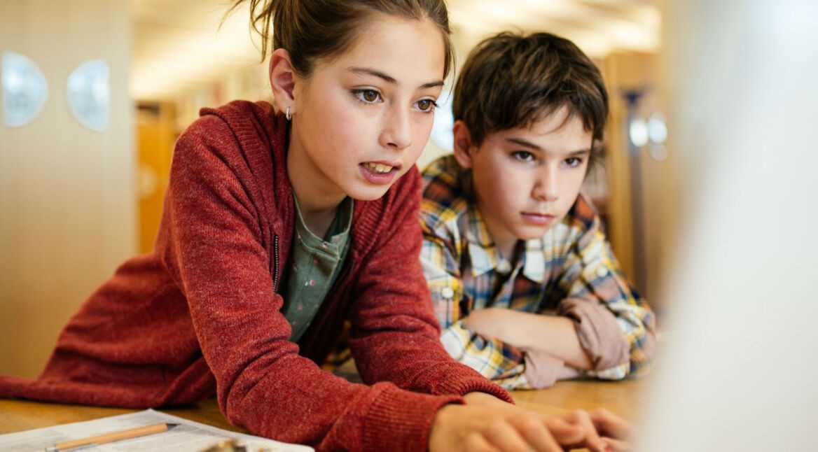 Zwei Kinder nutzen den kindersicheren Mac.