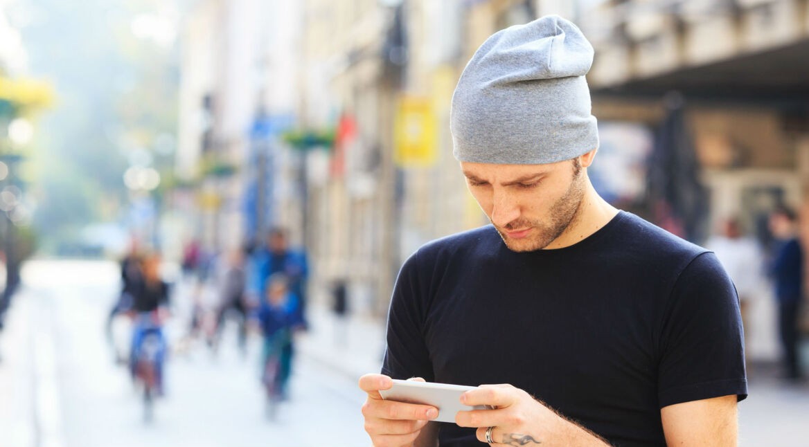 Junger Mann steigert am Android-Smartphone die Performance von Fortnite.