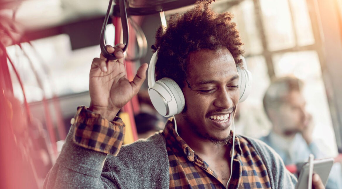 Junger Mann testet die neue Betaversion von iOS 12 auf seinem Smartphone.