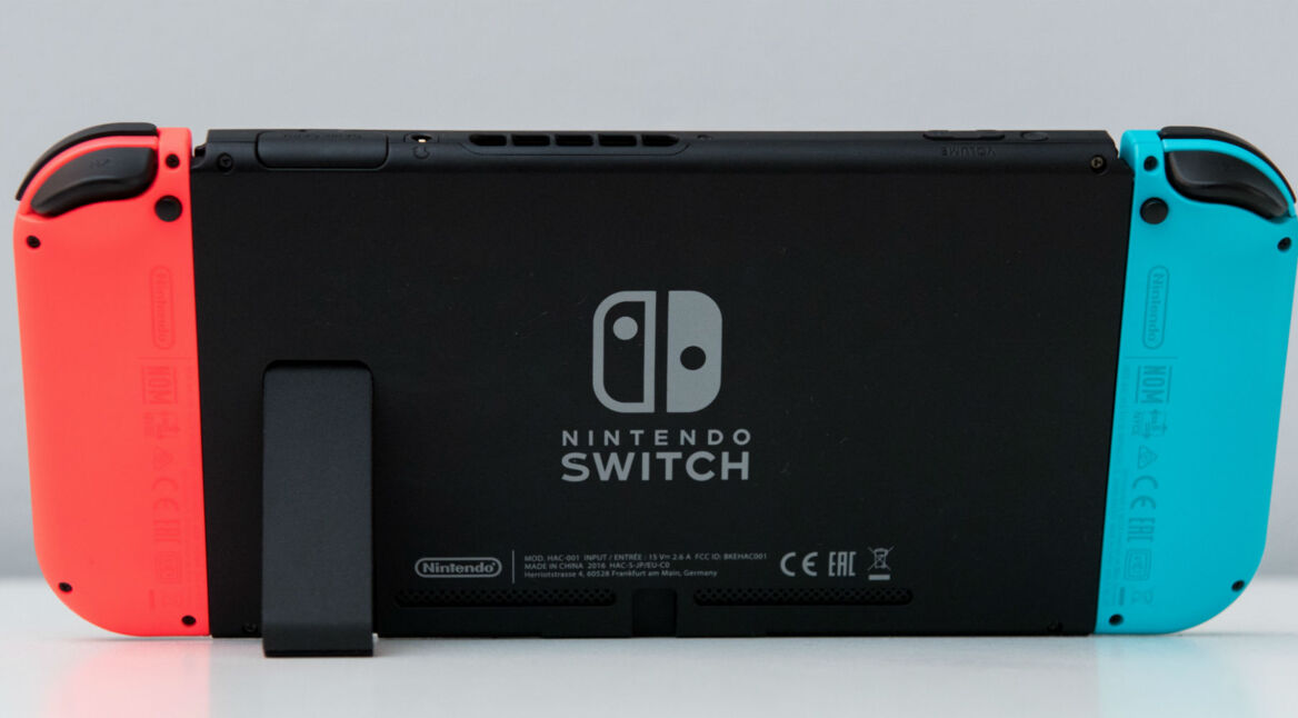 Die Nintendo Switch aufstellen und zurücksetzen.