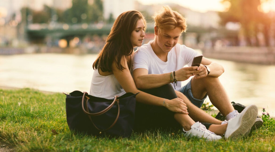 Junges Paar probiert den neuen Google Chrome-Browser aus.