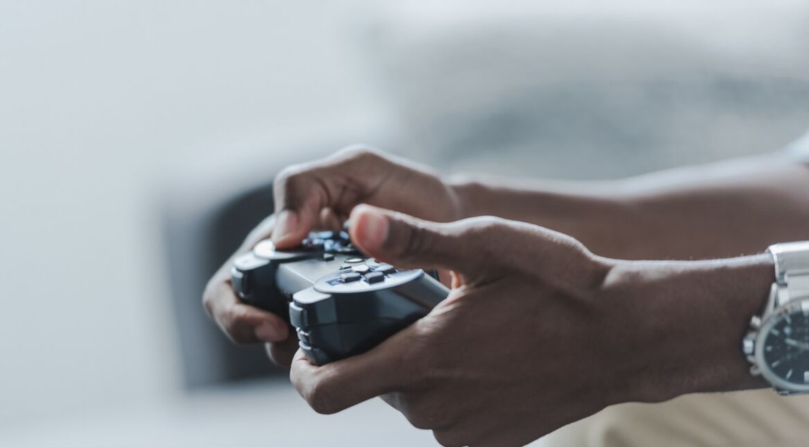 Ein junger Mann zockt eines der PlayStation-Plus-Spiele