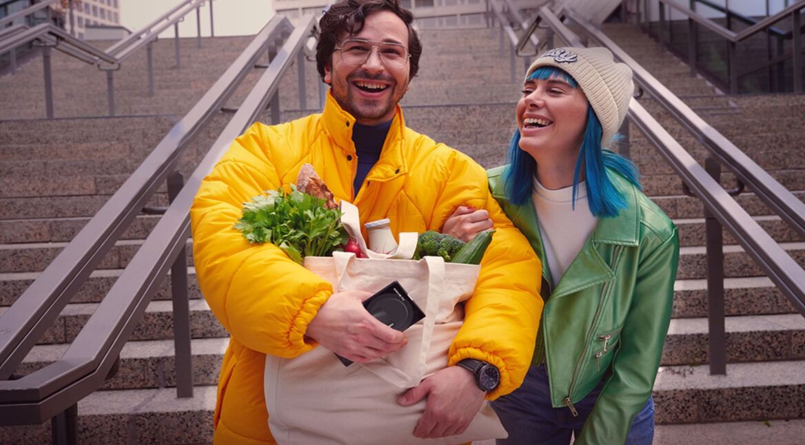 Junges Paar kauft mit Samsung Pay ein.