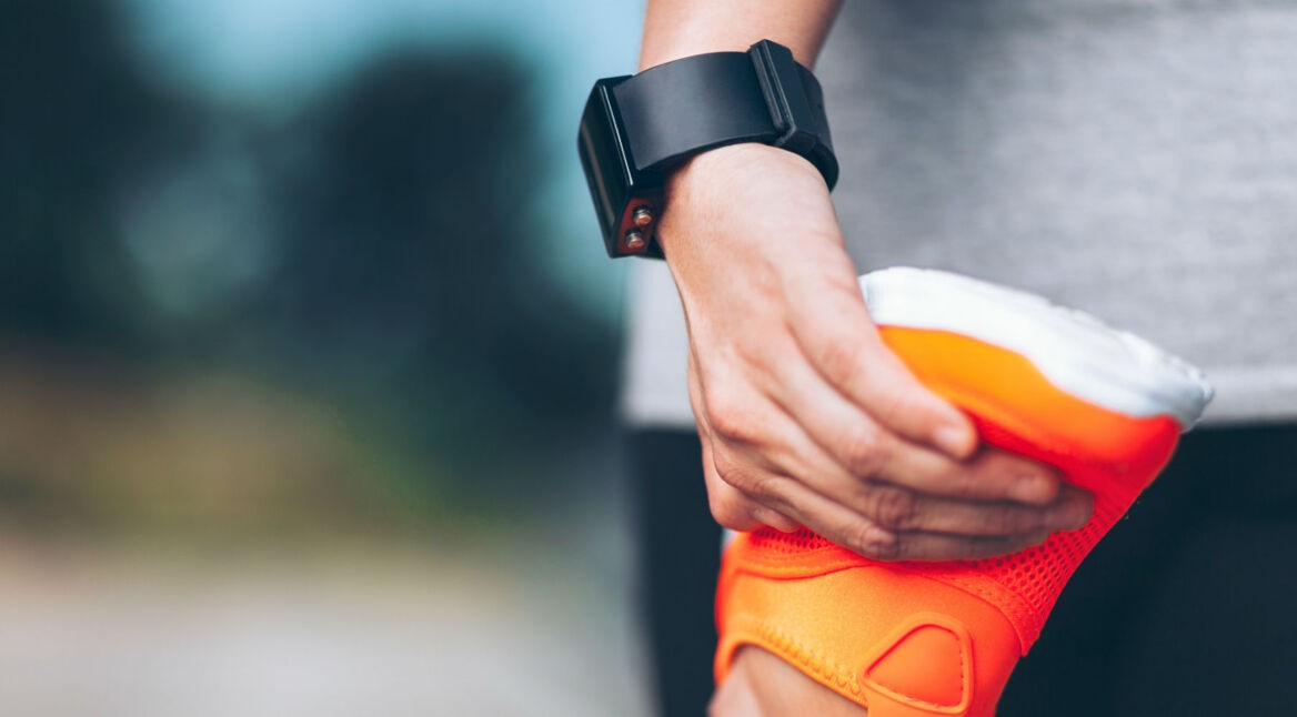 Junge Frau macht Sport mit ihrer Smartwatch, auf der Wear OS installiert ist.