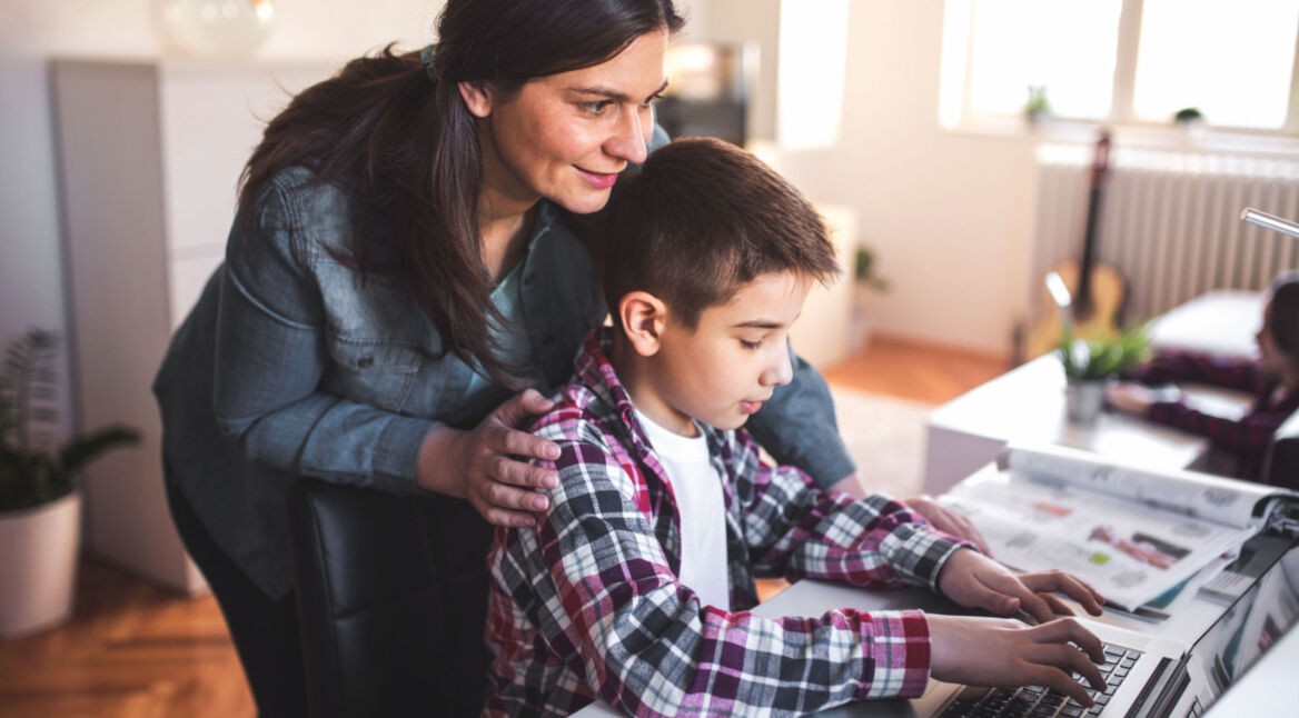 Junge Mutter kontrolliert mit Google Family Link die Web-Erfahrung ihres Kindes.