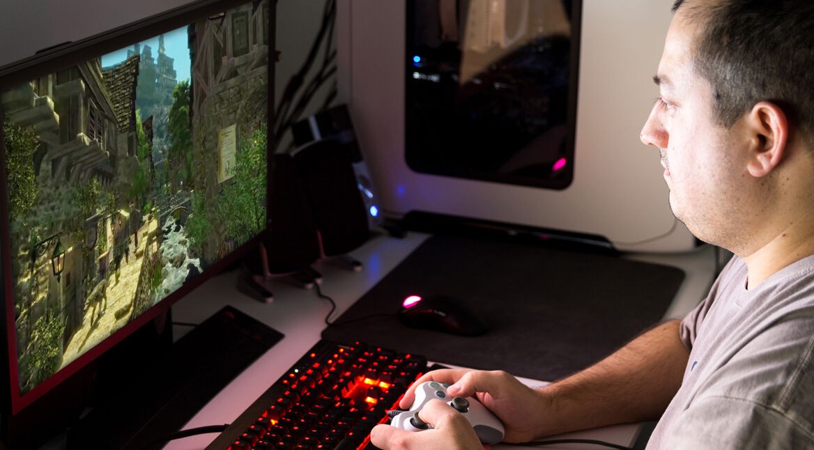 Mann spielt Enderal am PC