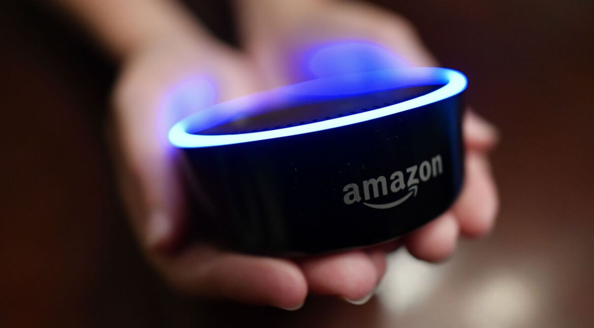 Alexa über den Amazon Echo Dot aktivieren.