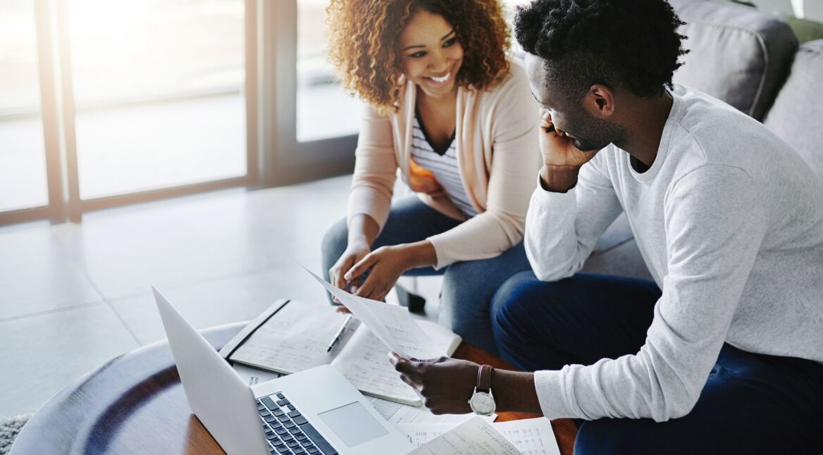 Zwei Kollegen arbeiten mit PDFs