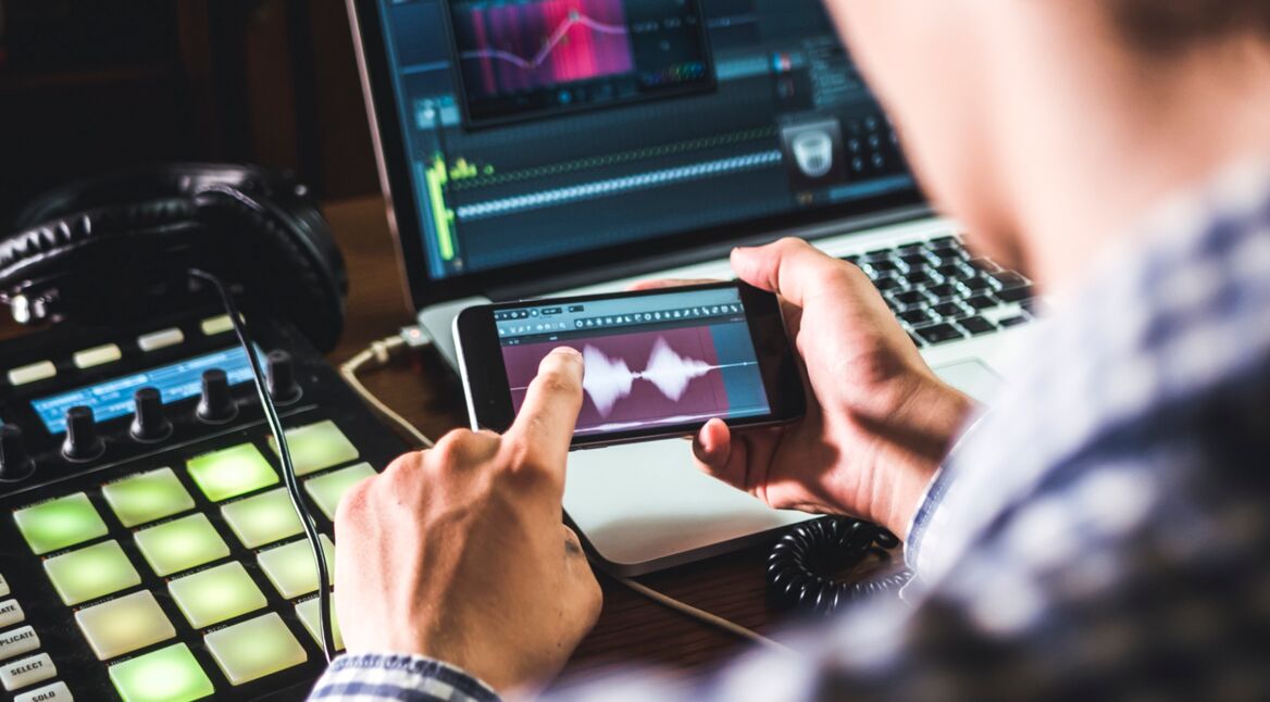 Mann macht im Tonstudio Musik mithilfe einer DJ-App