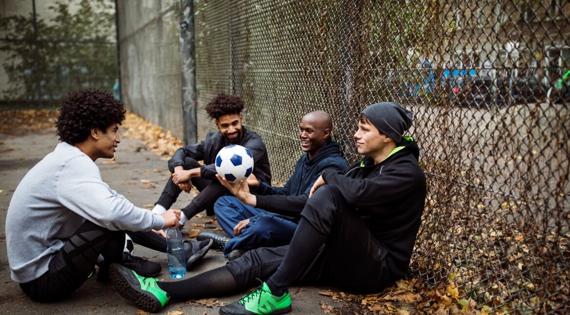 Eine Gruppe von Freunden beim Fußball