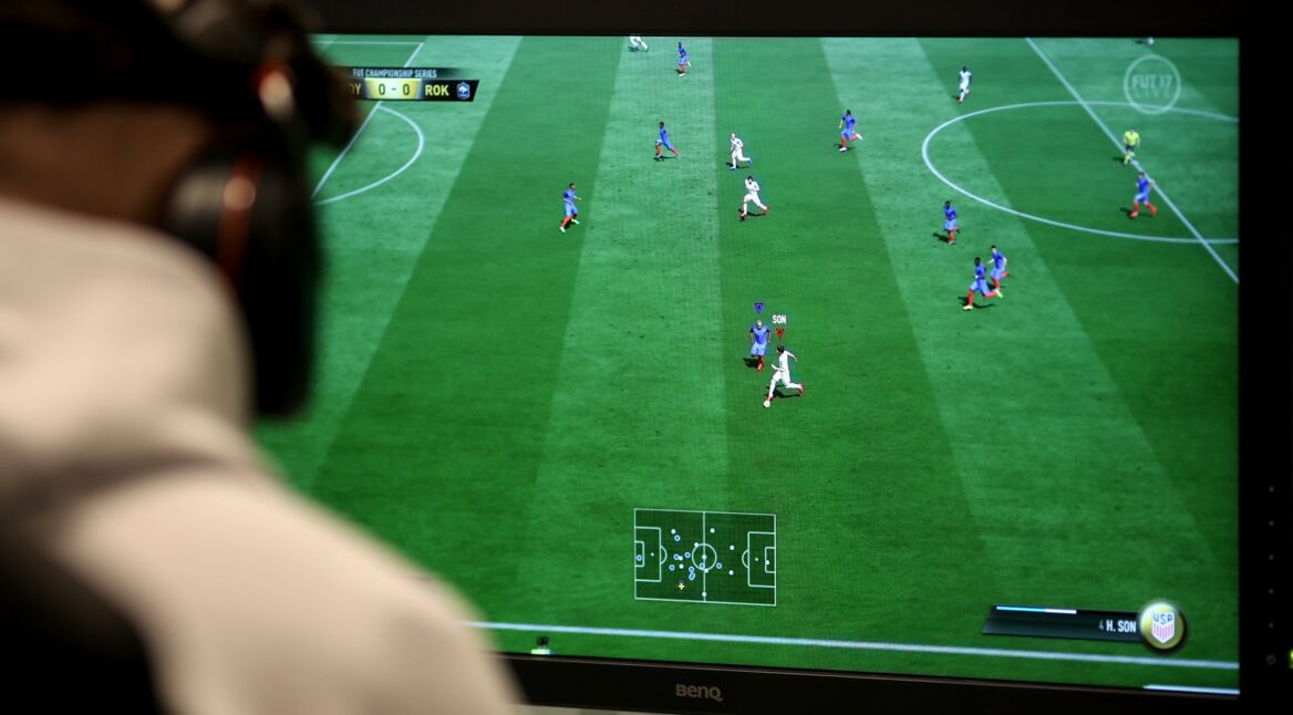 Ein junger Mann spielt FIFA