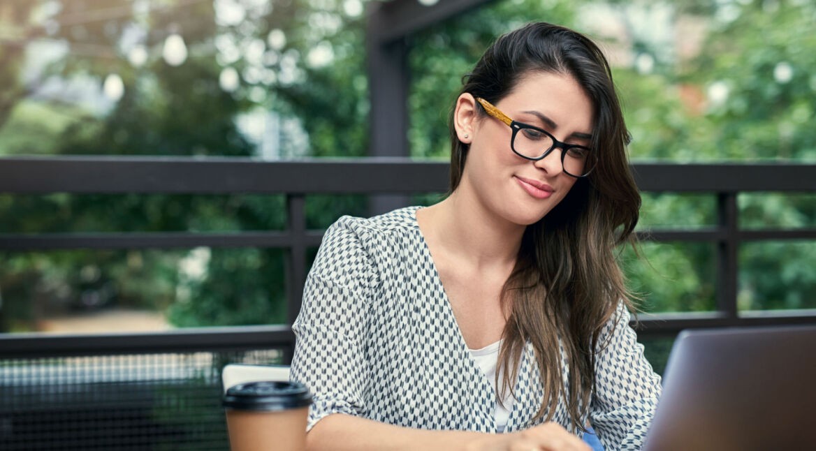 Junge Frau macht ihren Browser am Laptop wieder schneller.