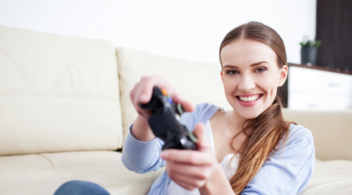 Eine junge Frau zockt die September-Spiele des Xbox Game Pass