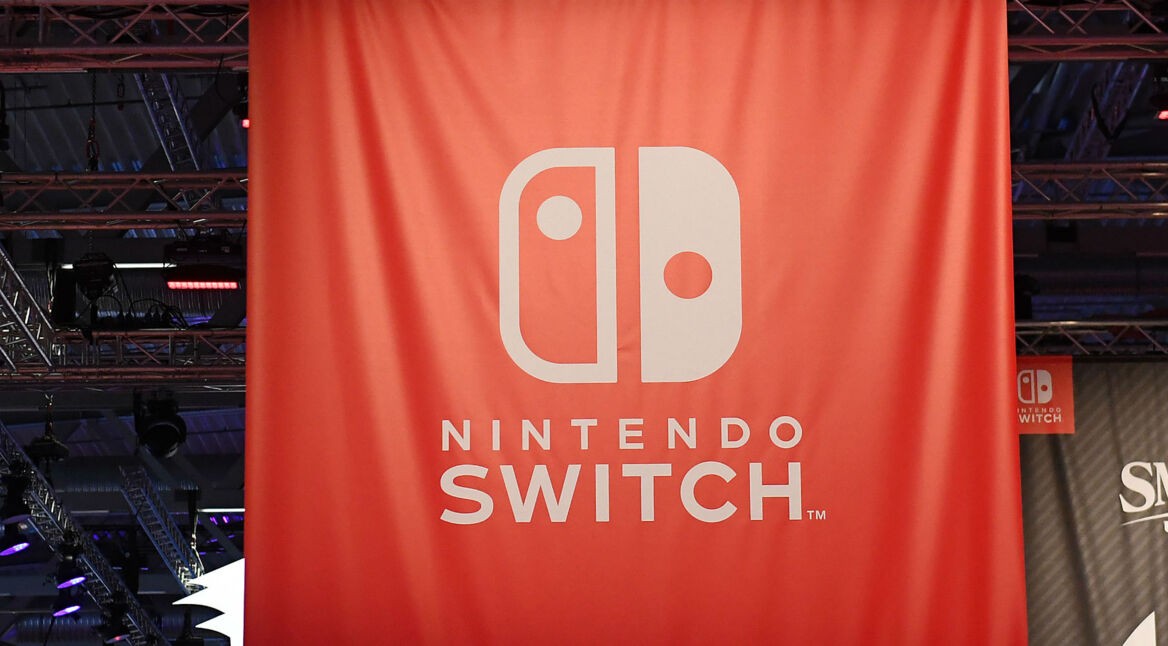 Nintendo-Switch-Banner hängt in der Messehalle der Gamescom 2018.