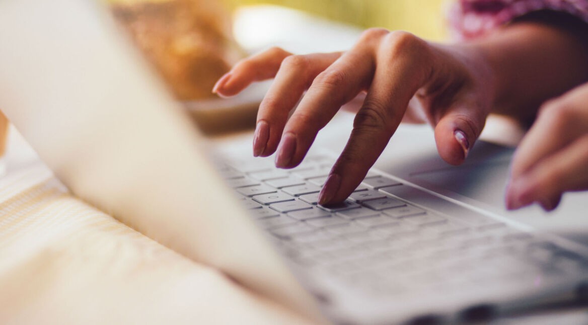 Junge Frau aktiviert auf ihrem Mac die Schnellaktionen.