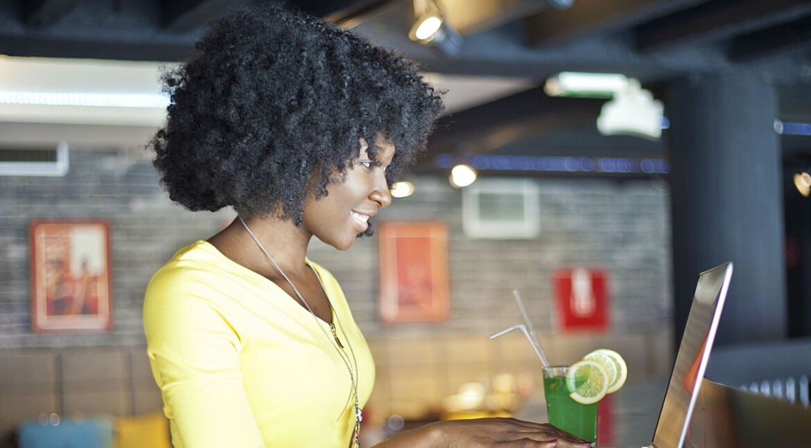 Junge Frau spielt Windows-Spiele auf dem Mac.