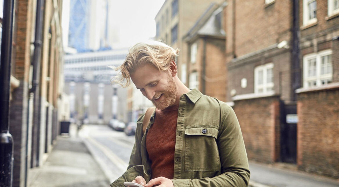 Junger Mann führt am Smartphone einen Android-Reset durch.