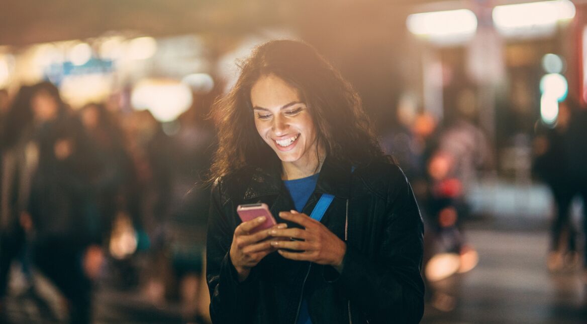 Eine junge Frau empfängt eine Nachricht.