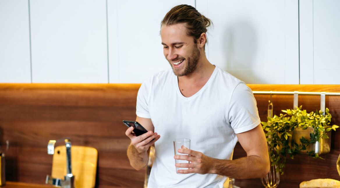 Ein Mann hat sein Smartphone in der Hand