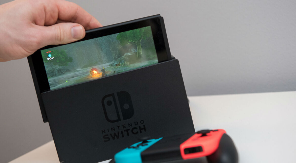 Nintendo-Switch-Spiel zocken und Konsole ins Dock schieben.
