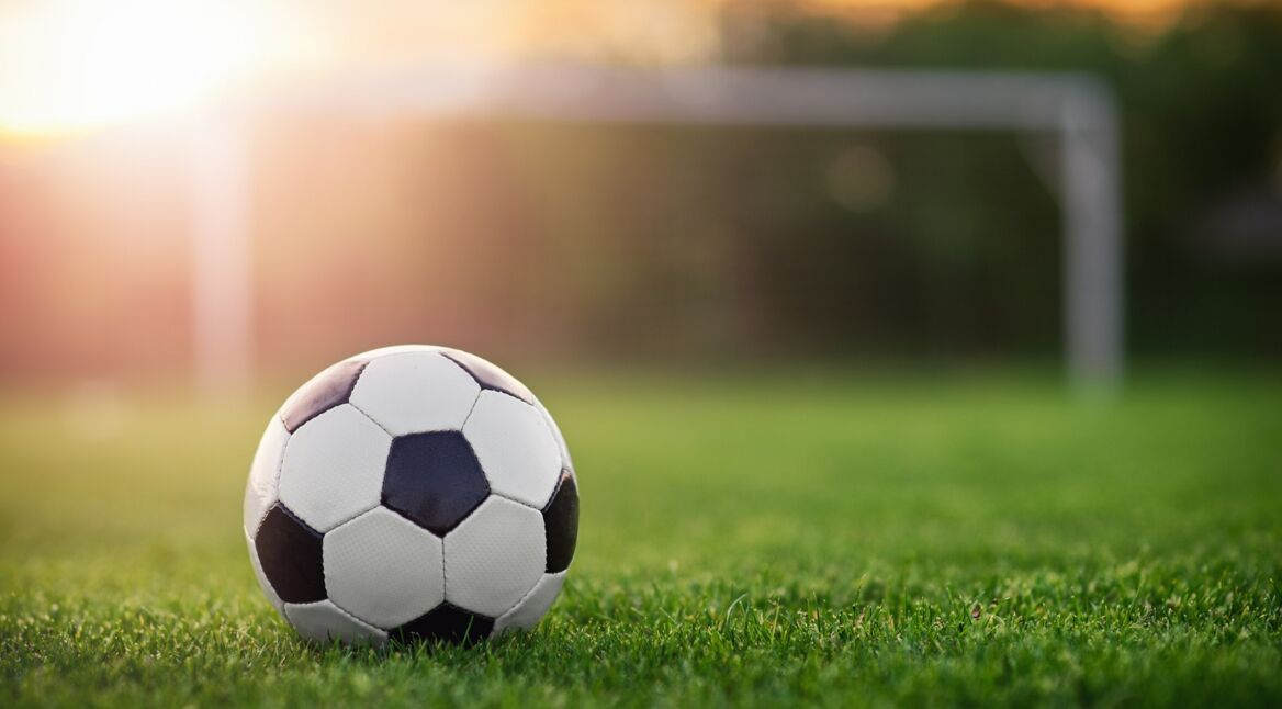 Ein Fußball kurz vor dem Torschuss