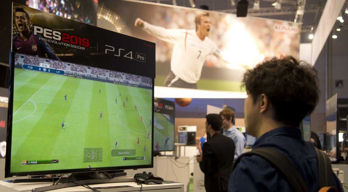 Ein Junge spielt Pro Evolution Soccer 2019 auf der Gamescom