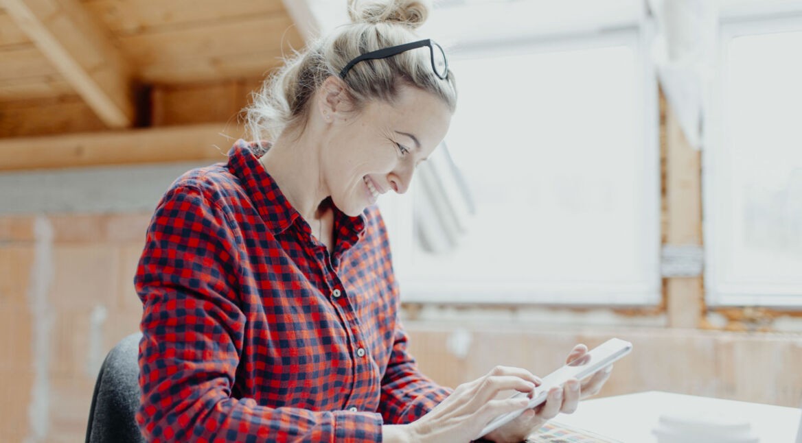 Junge Frau erstellt in Keynote auf dem Tablet eine neue Präsentation.