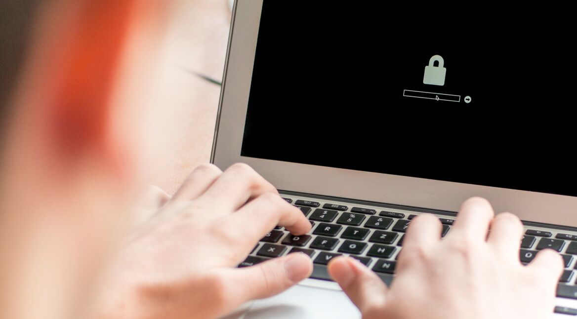 Ein Computer, der mit einem gewöhnlichen Passwort ausgestattet ist