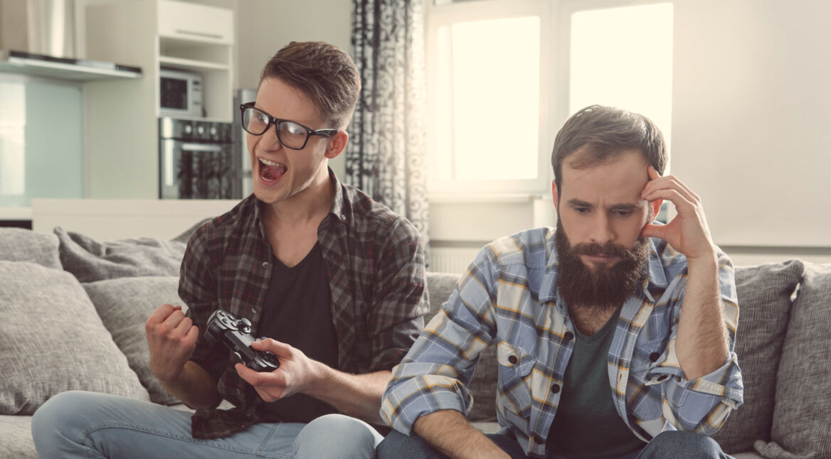 Zwei Freunde spielen PlayStation 4