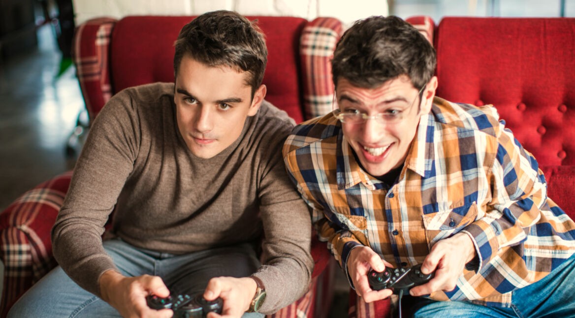 Zwei Männer spielen Computerspiele.