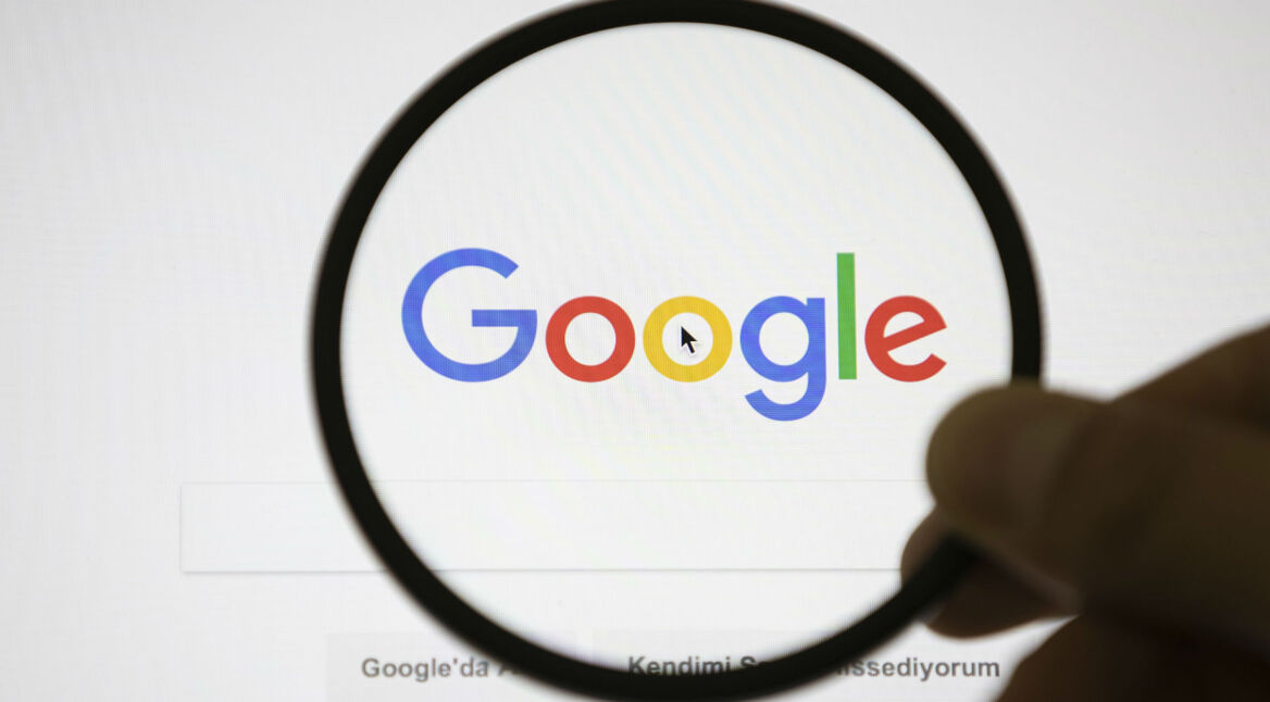 Google-Logo hinter einer Lupe