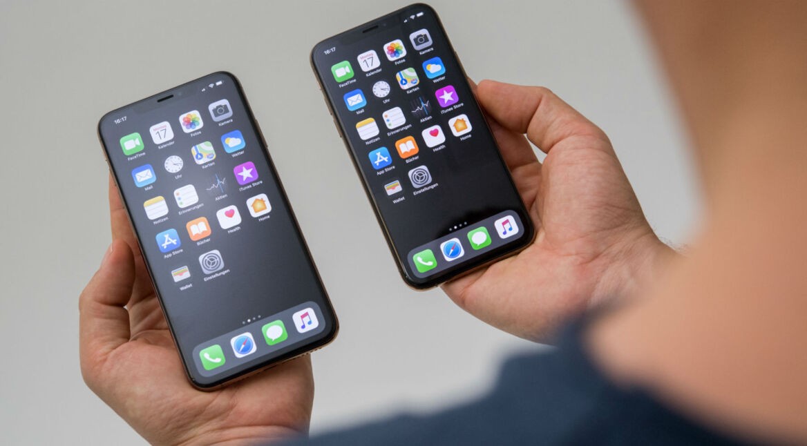 Das iPhone XS Max und iPhone XS in der Hand halten.