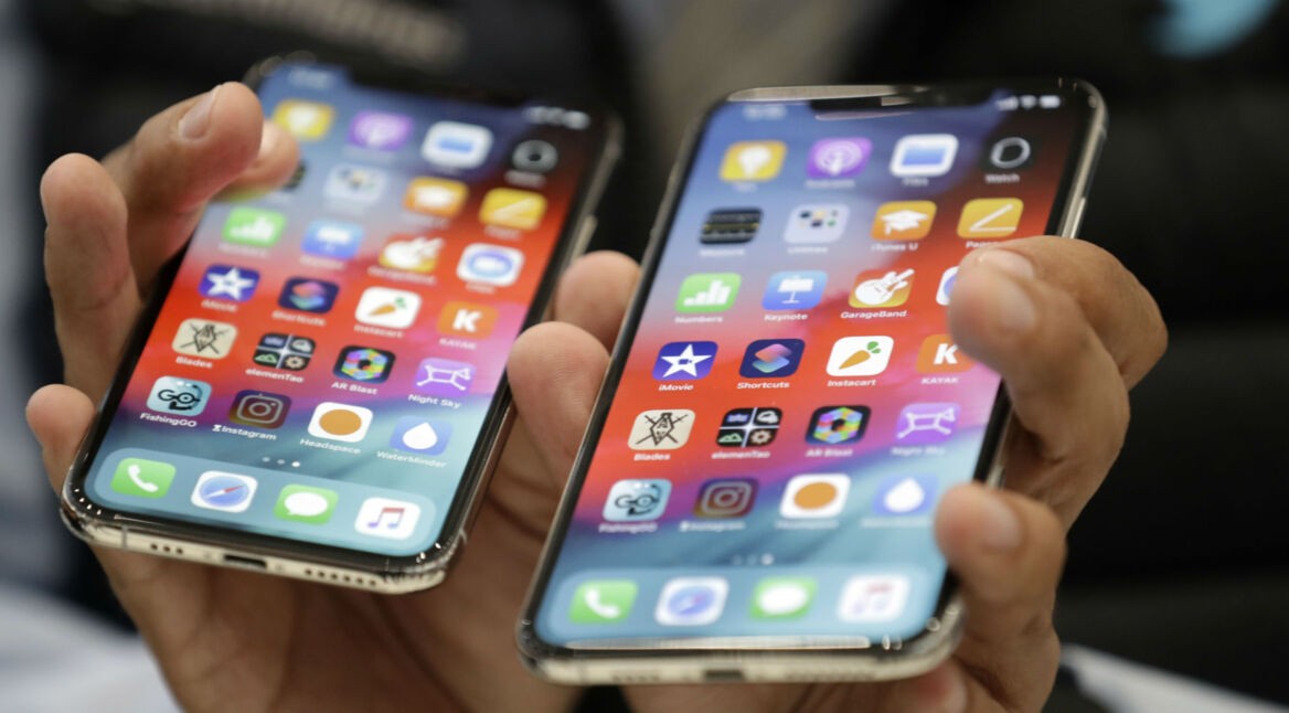 Mann hält das iPhone XS und iPhone XS Max in seinen Händen.