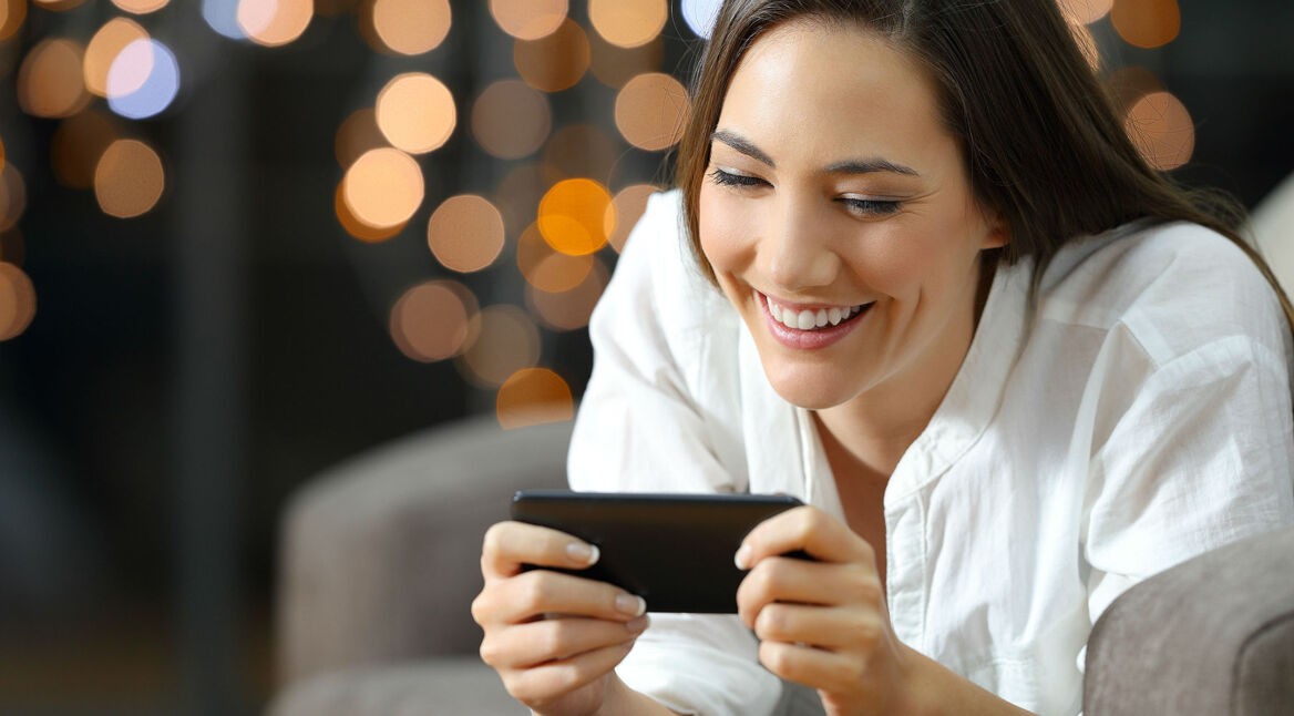 Frau spielt mit Smartphone