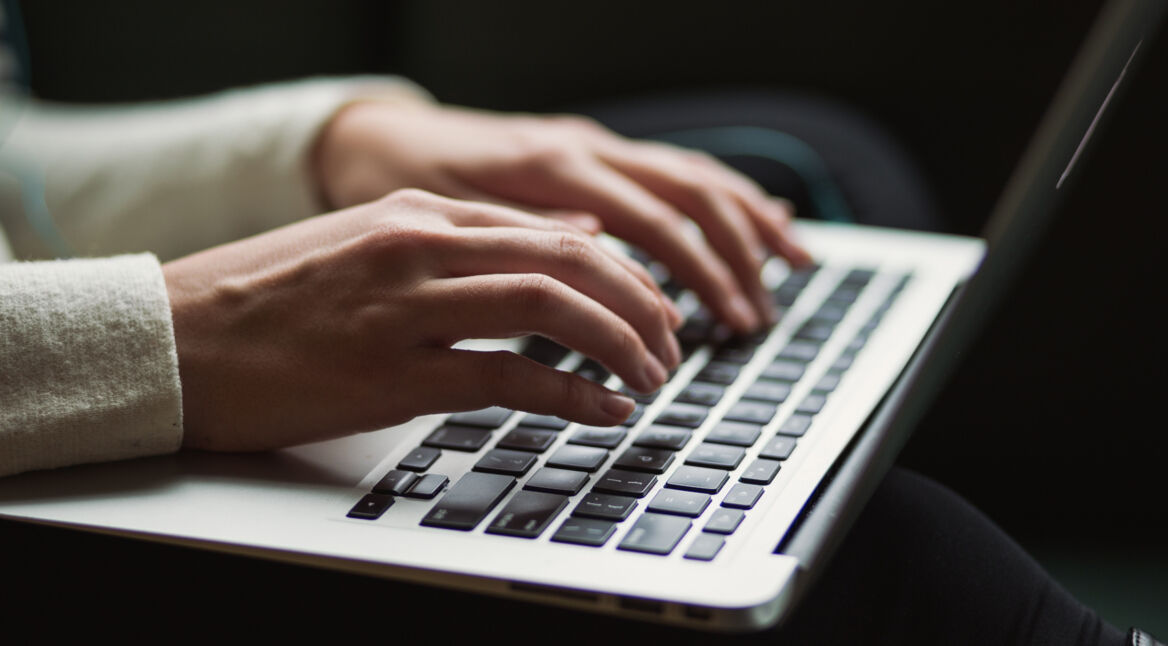 Frau arbeitet am Macbook