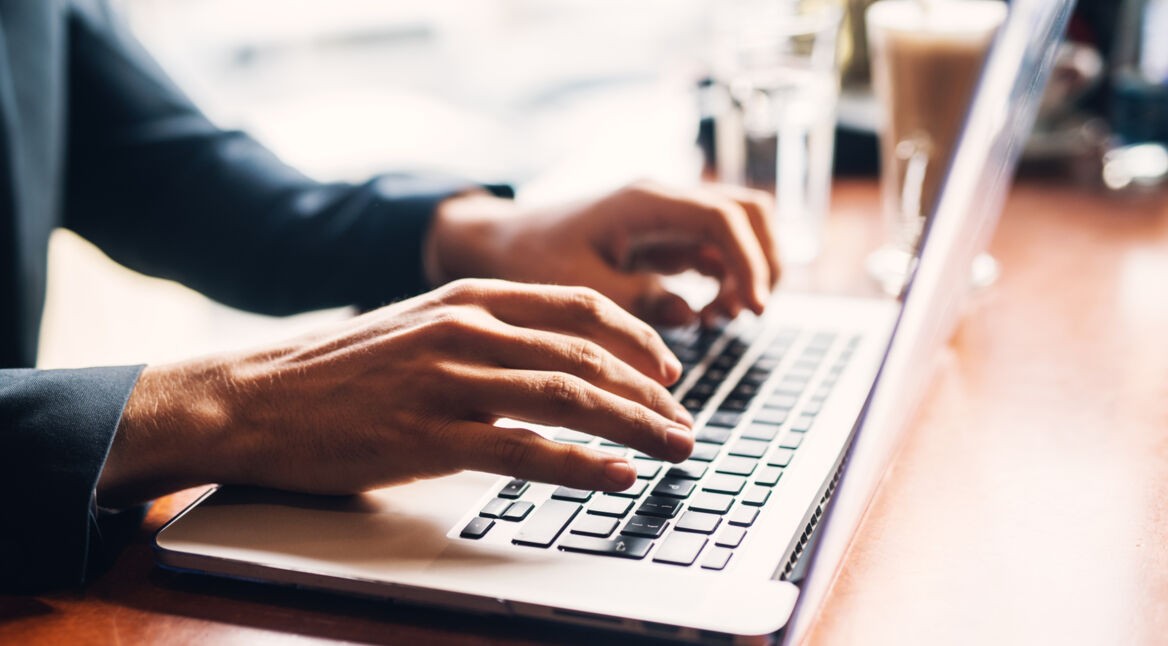 Mann arbeitet am Macbook