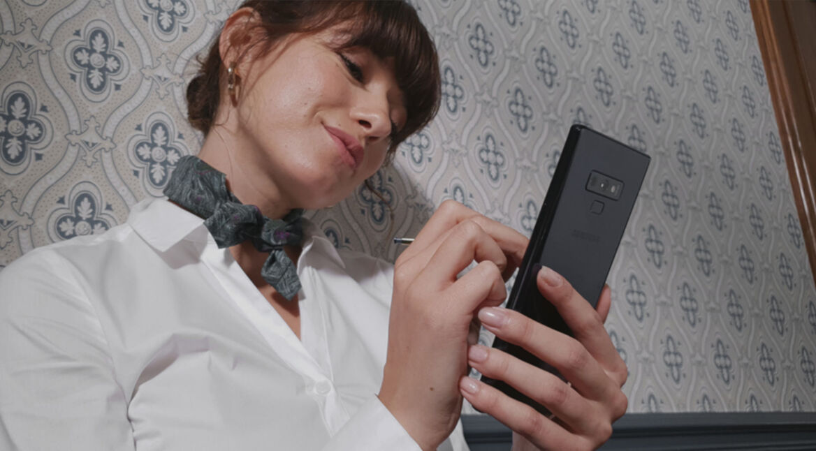 Eine junge Frau richtet ihr Samsung Galaxy Note9 ein