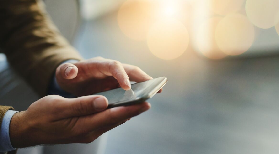 Mann liest auf Smartphone